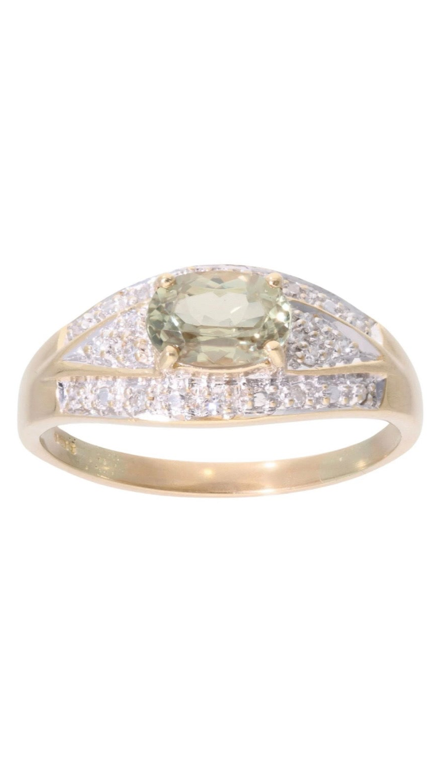 18ct Yellow Gold Peridot and Diamond Ring - Size: P