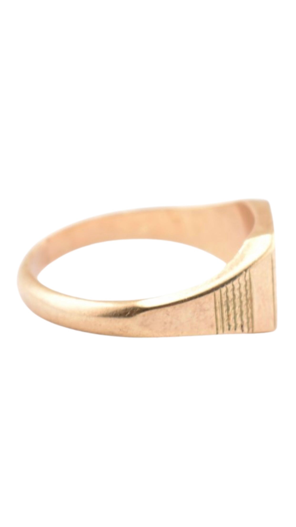 Yellow Gold Engraved Signet Ring - Size: N 1/2