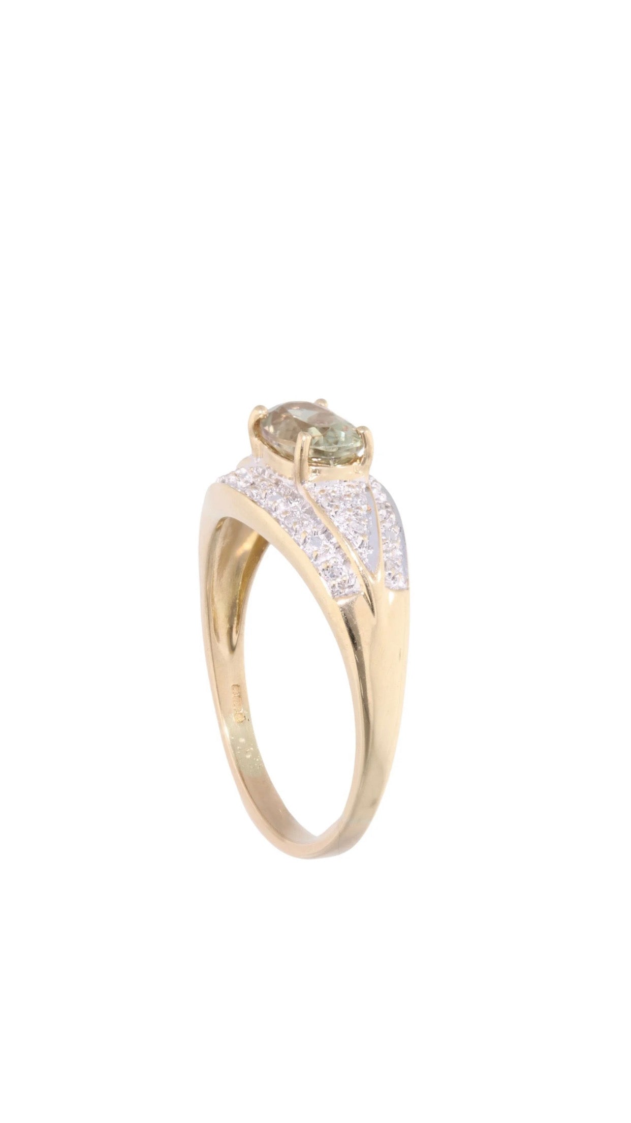 18ct Yellow Gold Peridot and Diamond Ring - Size: P