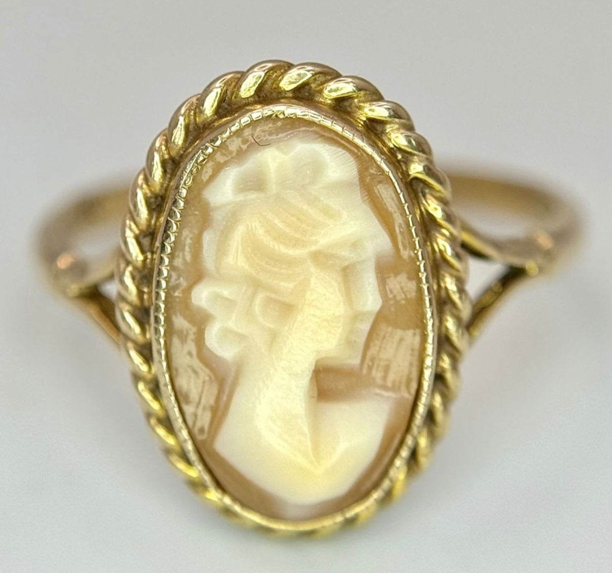 Vintage Gold Cameo Ring - Size: N