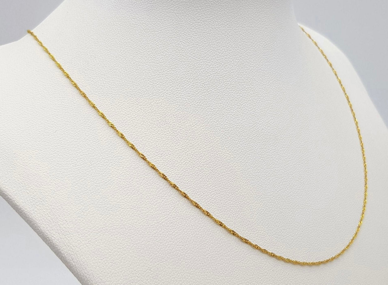 A 9K Yellow Gold Disappearing Necklace. 40cm. 0.8g