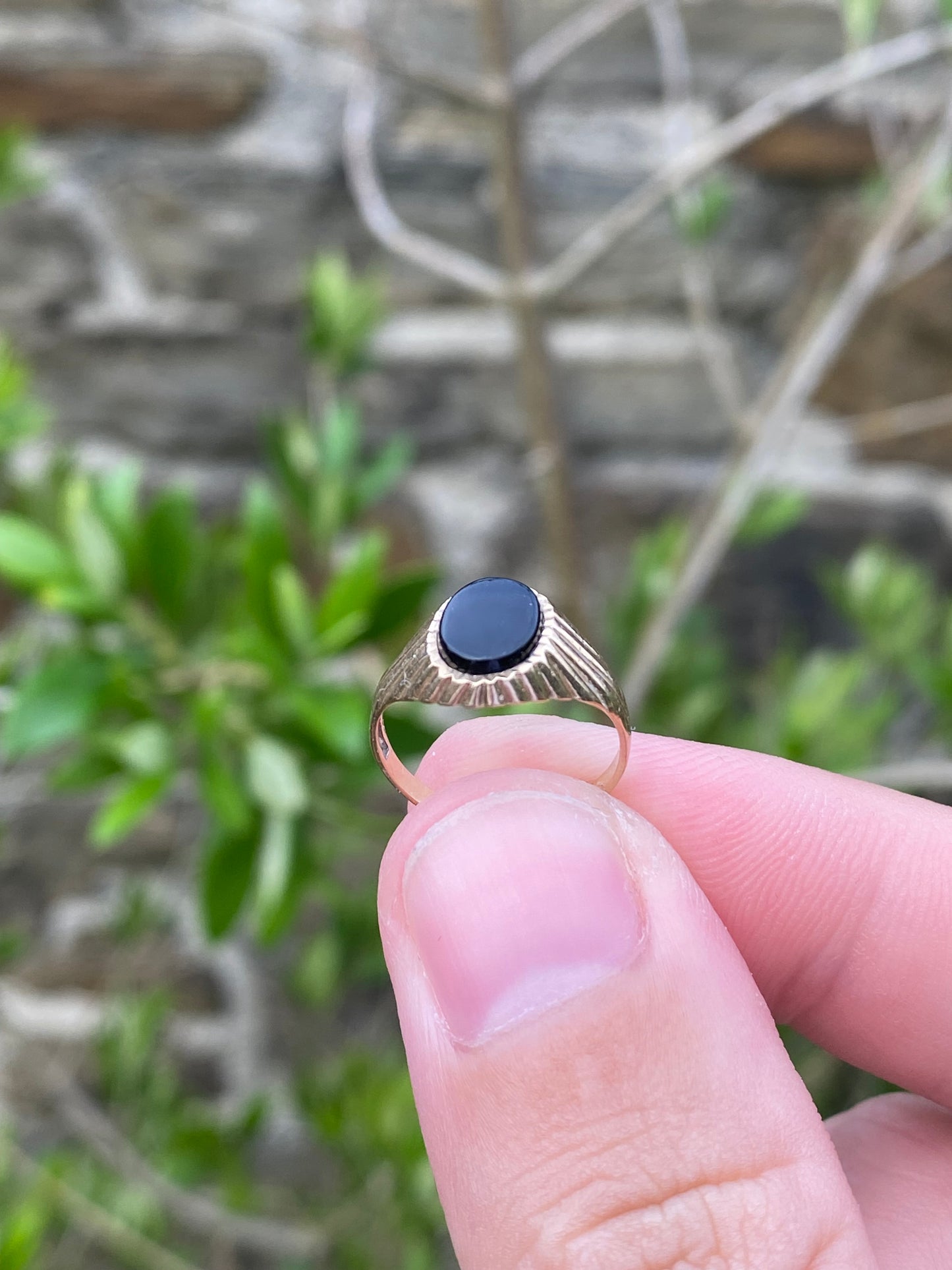 Vintage 9k Gold Signet Pinkie Ring with Black onyx centre stone, size: E, 375