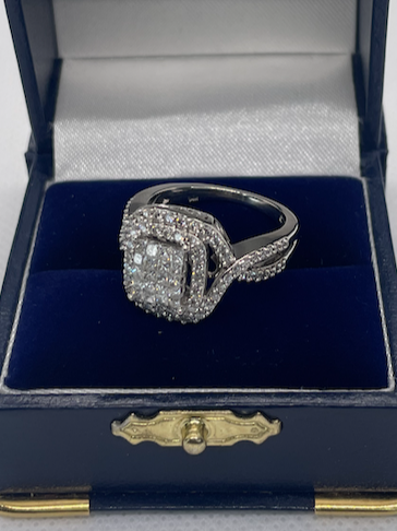 14ct White Gold and Diamond Cluster Ring 1.05ct Diamonds - Size: O