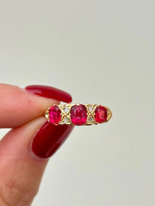 18ct Gold Antique Ruby and Diamond 3 Stone Ring - Size: P
