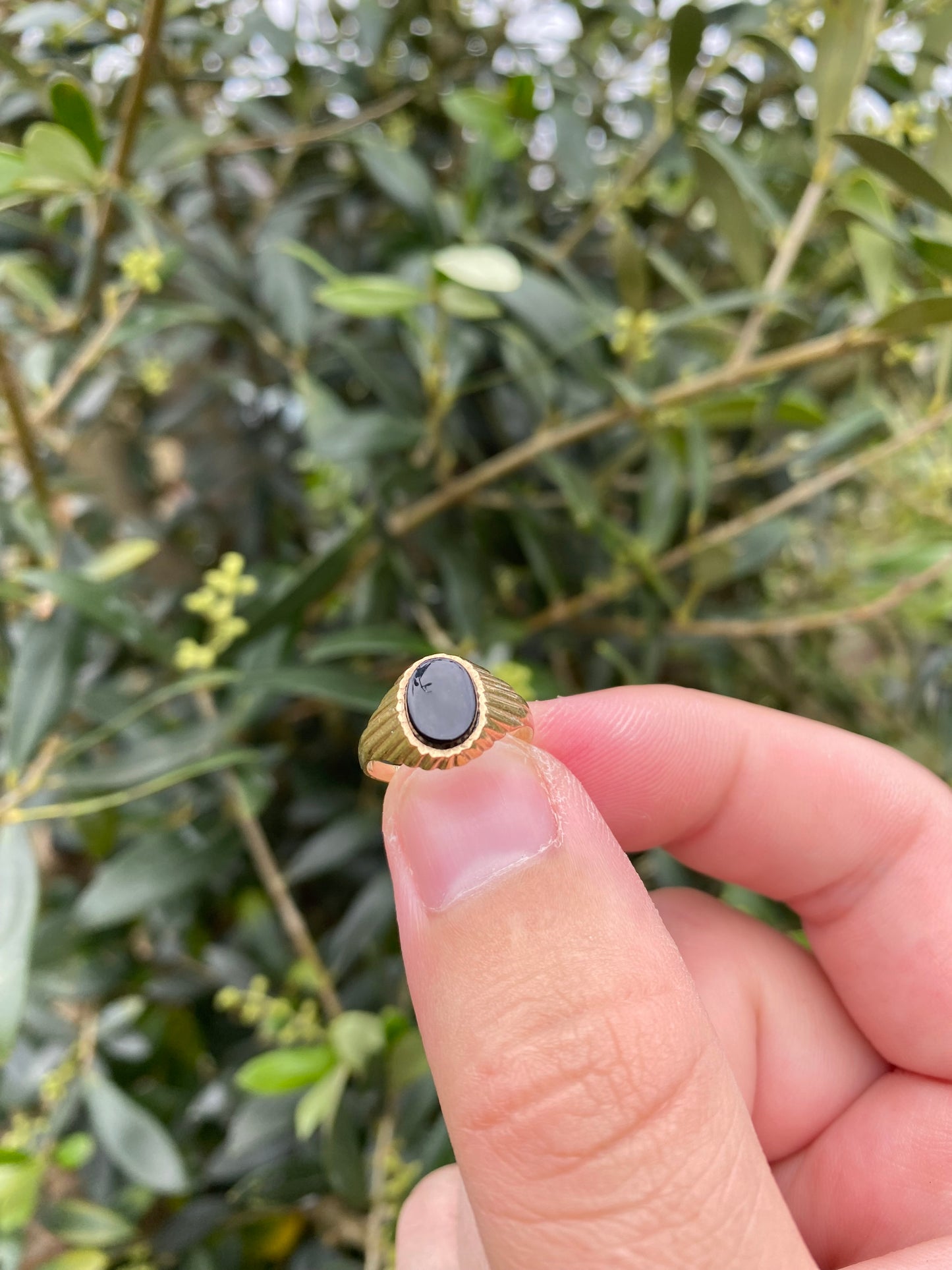 Vintage 9k Gold Signet Pinkie Ring with Black onyx centre stone, size: E, 375
