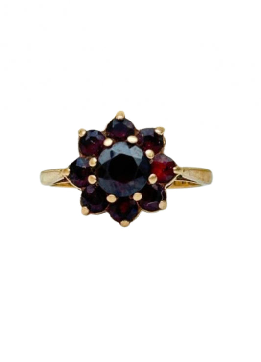 9ct Yellow Gold Garnet Flower Ring - Size: P